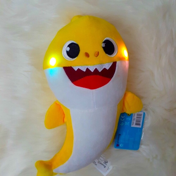 Pinkfong Shark Family 11" Plush with Sound - Baby Shark Yellow - Picture 7 of 11